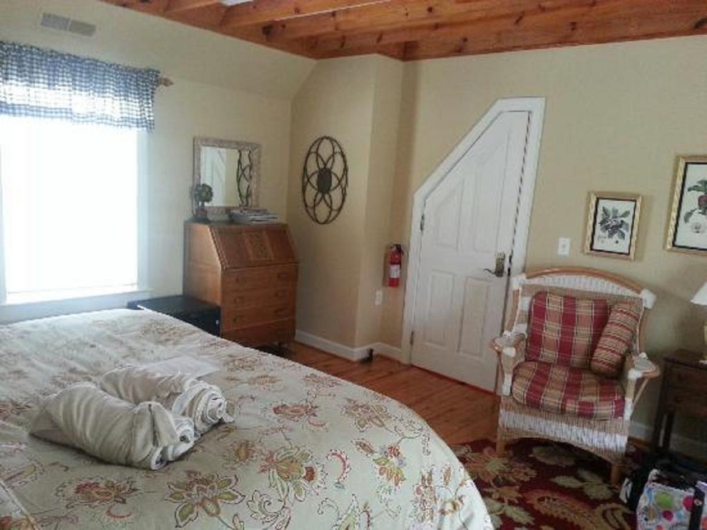 Inn At Huntingfield Creek Rock Hall Room photo